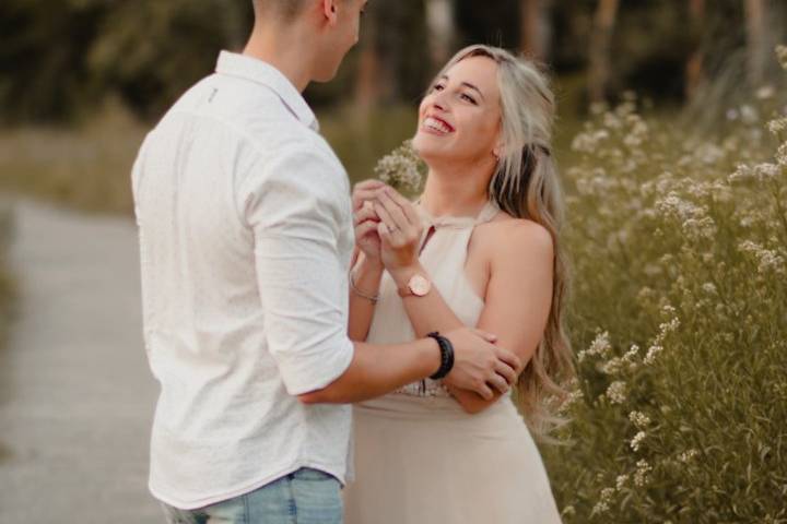 Novios posando en un camino