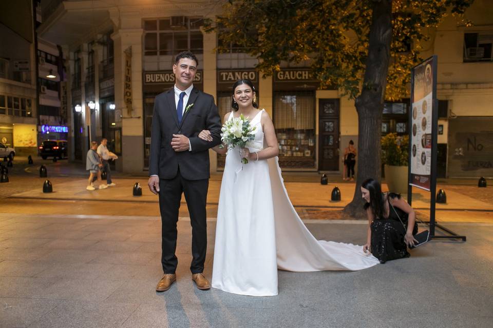 Novios posando en la calle