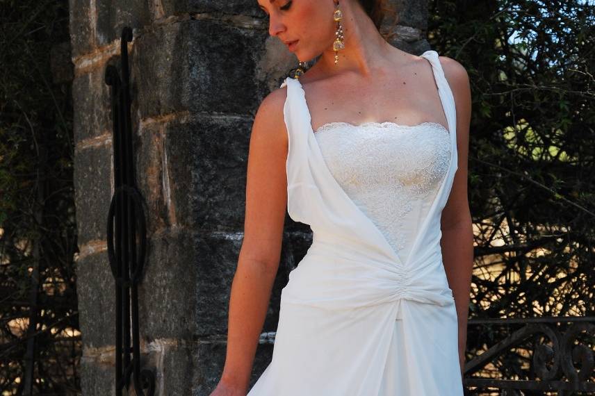 Novia con vestido de pliegues
