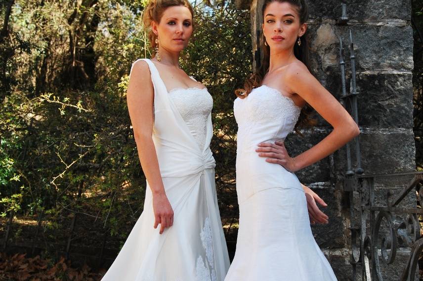 Novias posando en el jardín