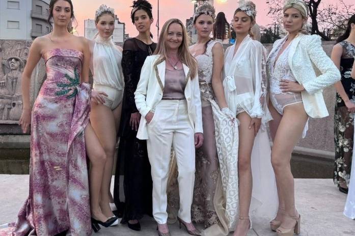 Diseñadora posando con las modelos