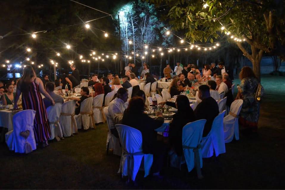 Evento al aire libre con luces