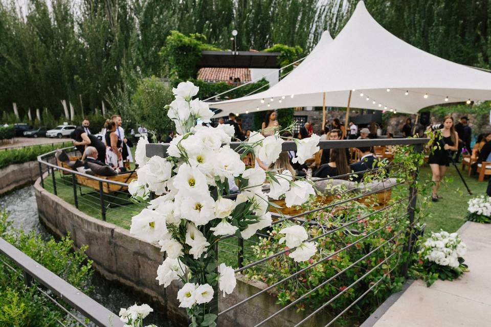 Ornamentación y carpa blanca