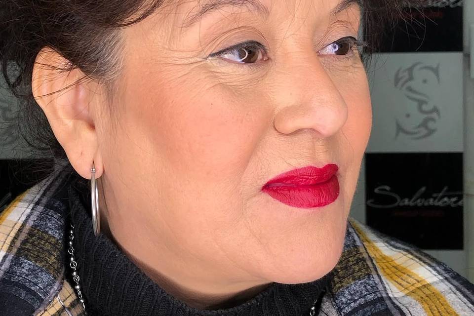 Maquillaje con labios rojos y delineado negro en los ojos