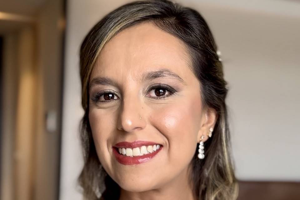 Novia con maquillaje sutil y labios rojos