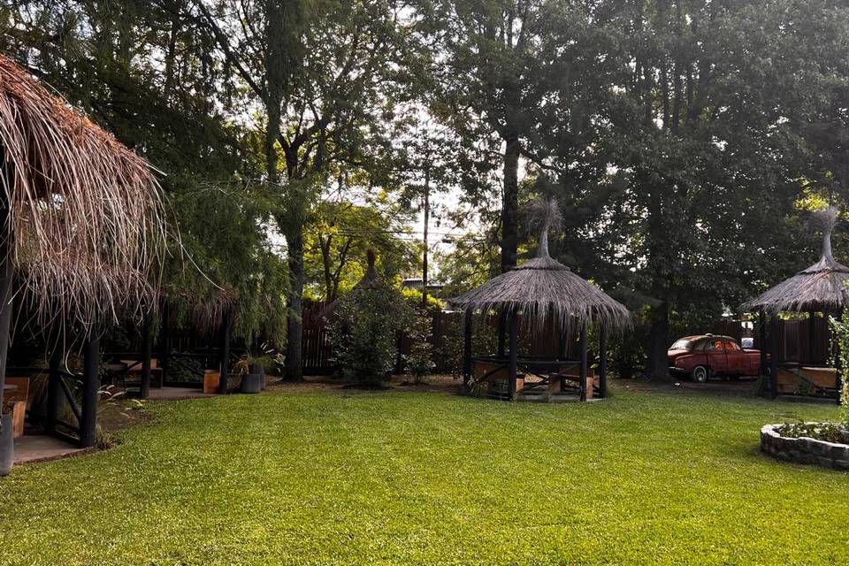 Jardin con gazebos