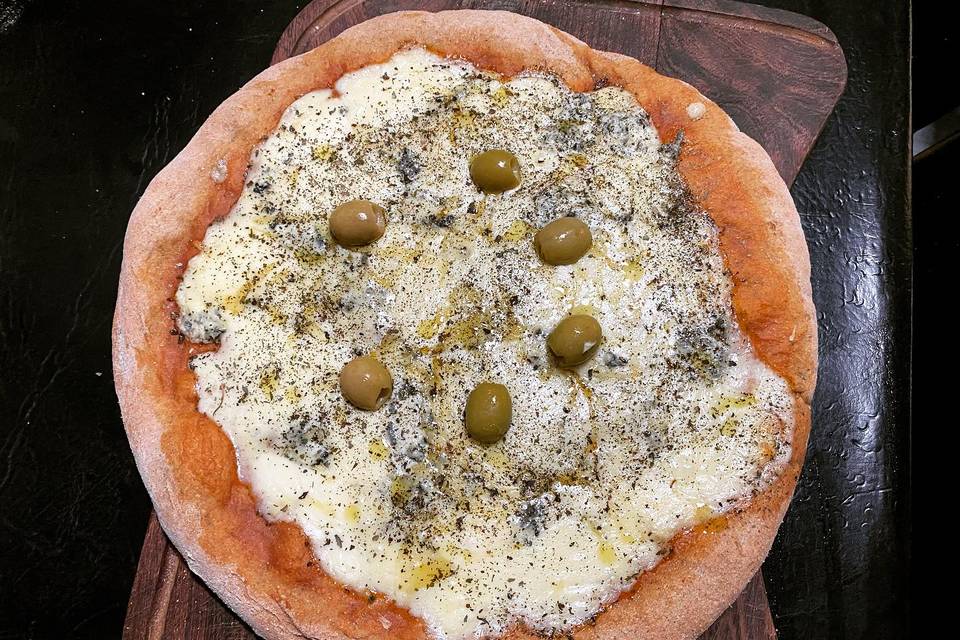 Pizza de queso con aceitunas