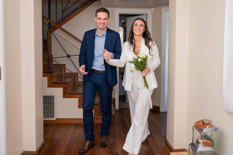 Novios caminando de la mano