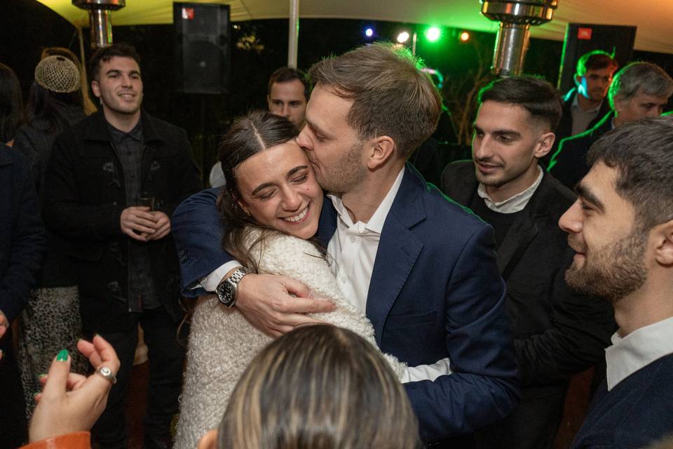 Novio dándole un beso en la cabeza a la novia