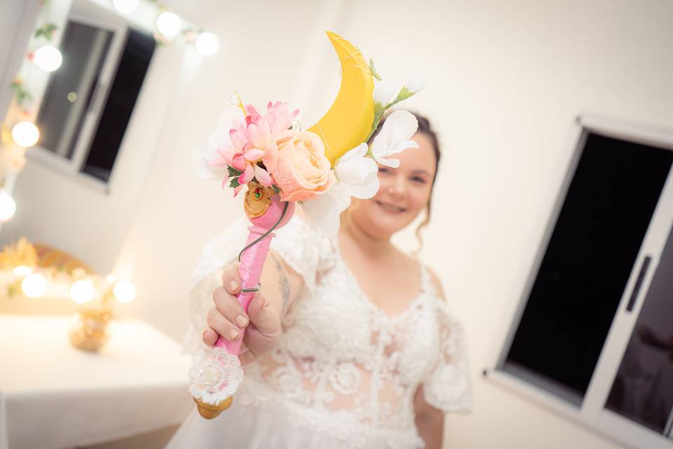 Novia enseñando su ramo
