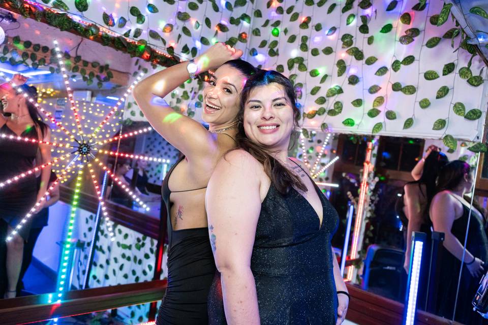 Invitadas festejando y sonriendo