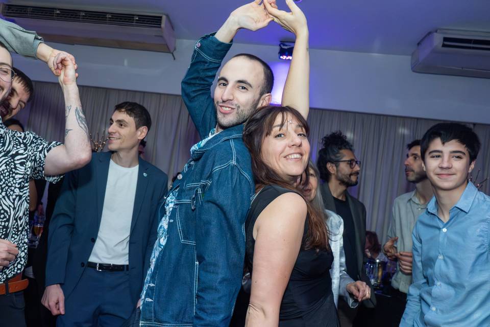 Pareja de espaldas uno con el otro