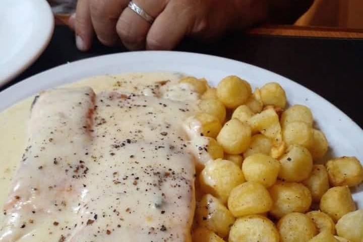 Salmón con papas noisette