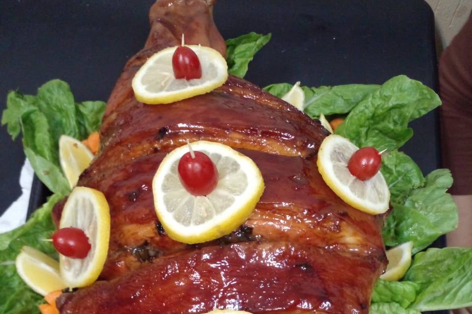 Pernil de cerdo con decoración