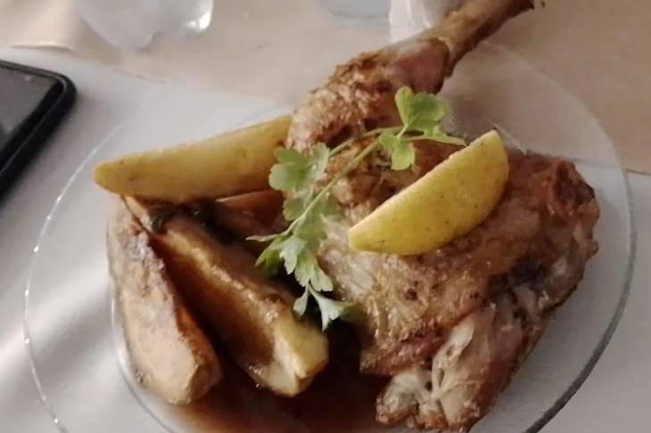 Pollo con papas rústicas