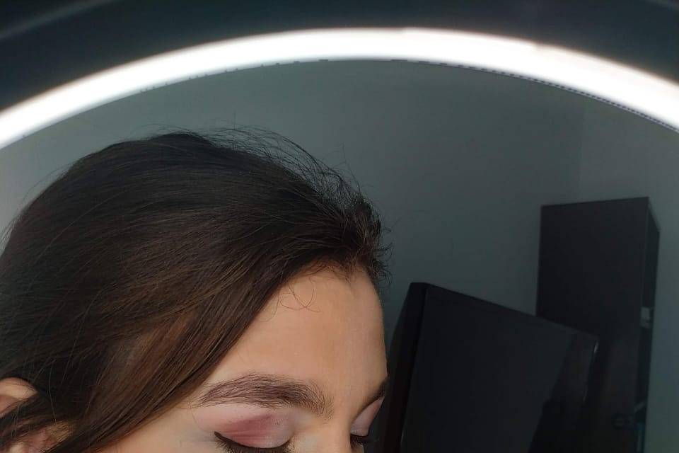 Mujer de perfil con maquillaje acabado mate