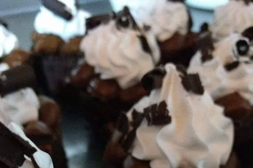 Mini brownie con ddl merengue