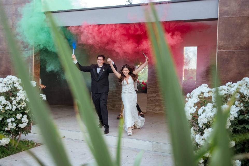 Novios entrando con humo de colores