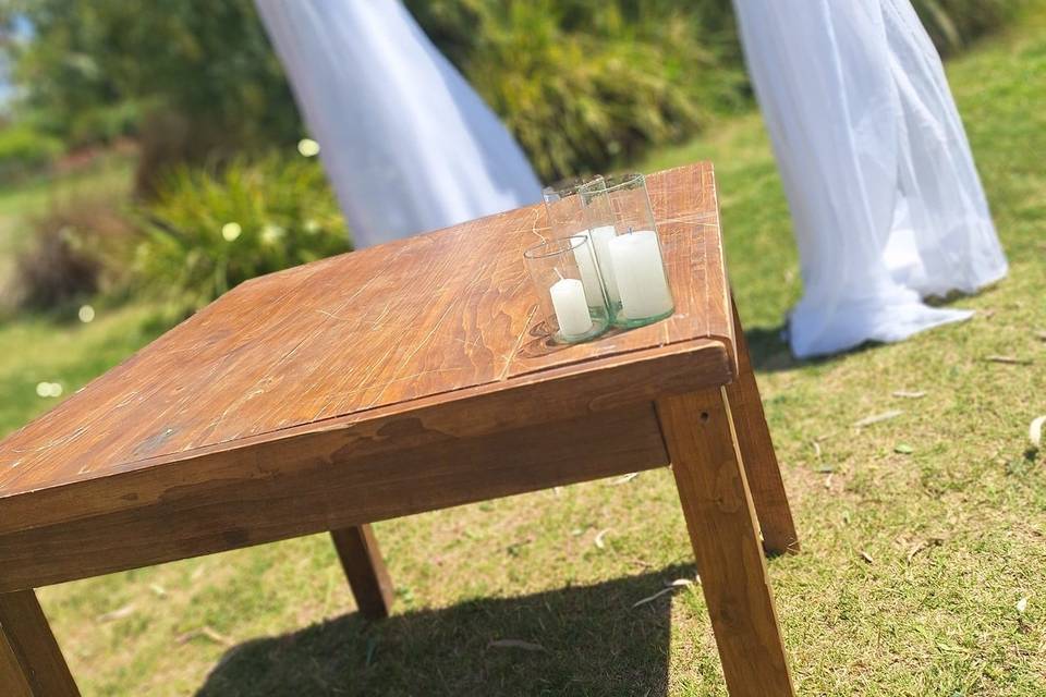 Mesa en el jardín para ceremonia