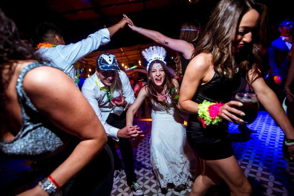Novios celebrando su matrimonio con sus invitados