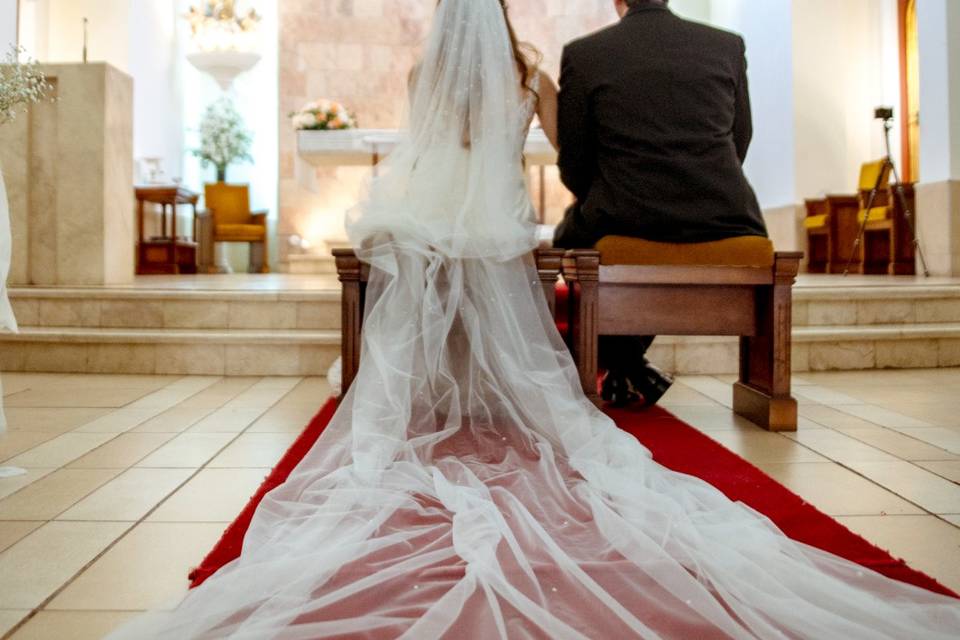 Novios sentados en el altar