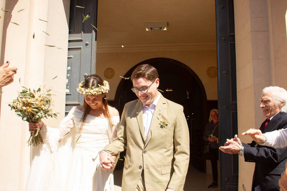 Novios en la entrada del templo