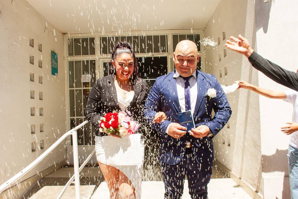 Toma de fotos de parejas casándose