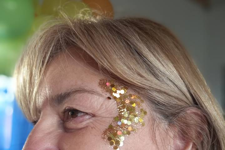 Maquillaje con glitter escamas