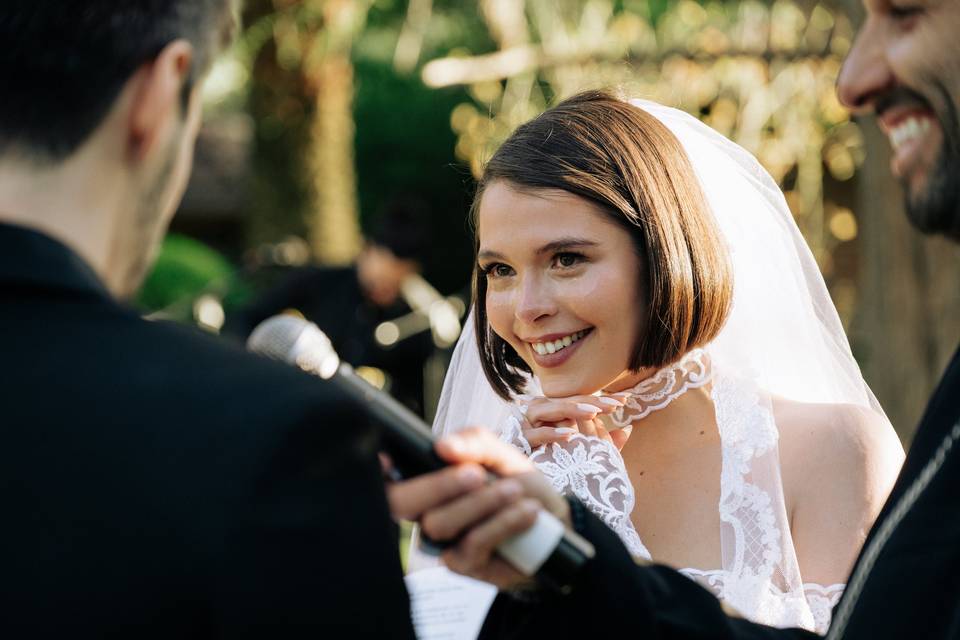 Novia mirando al novio mientras dice sus votos
