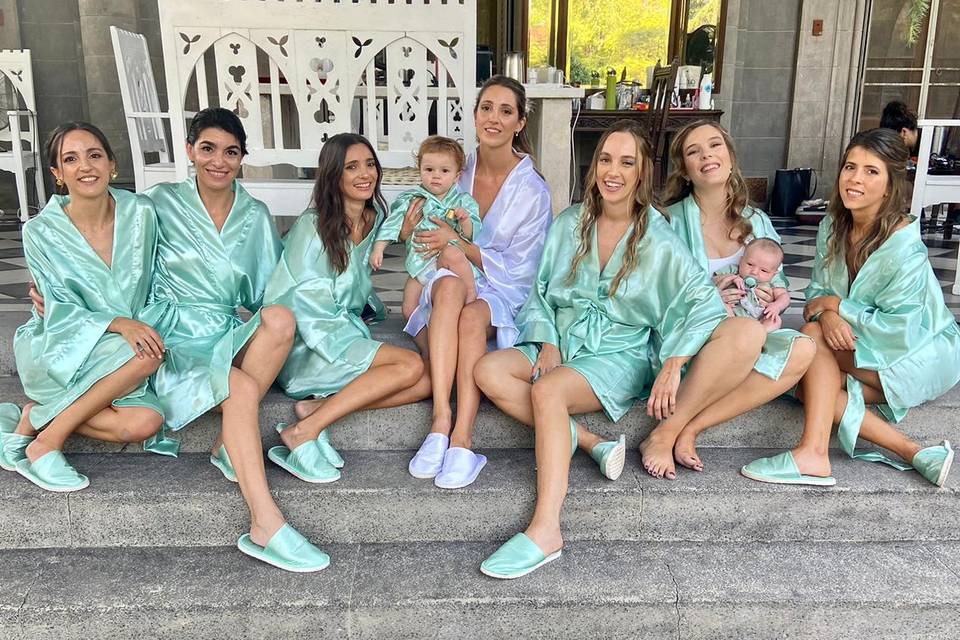 Novia sentada con sus damas de honor