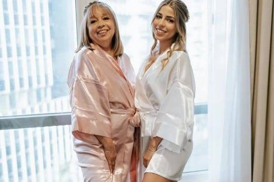 Dos mujeres con bata de satén