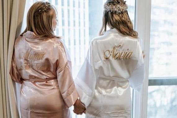 Novia con su mamá de espaldas en bata de satén personalizada