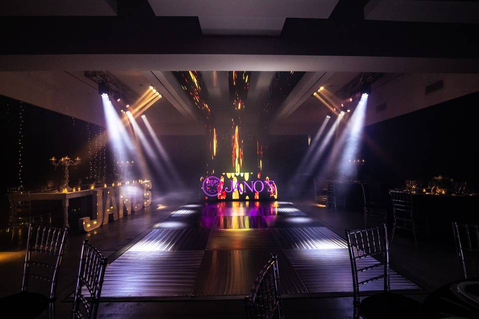 Luces blancas en el techo con pista de baile
