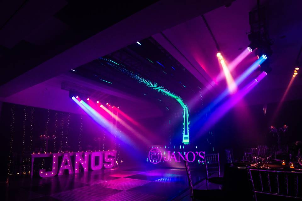 Luces de colores en el techo iluminando el salón