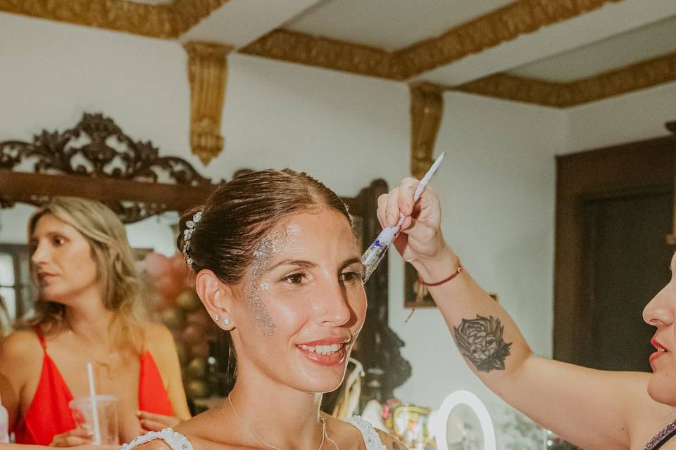 Pintando a la novia con glitter