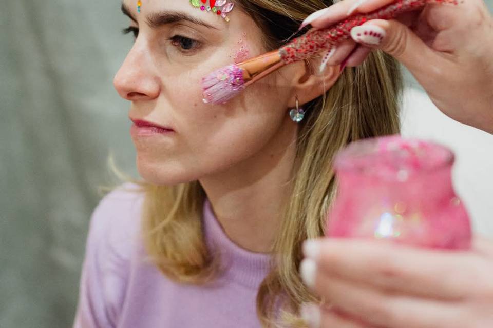 Pintando el rostro con glitter