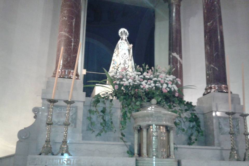 Arreglo floral para la Virgen