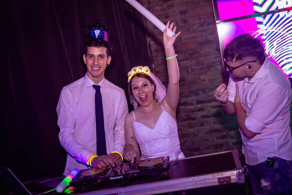 Novios con el DJ en la cabina