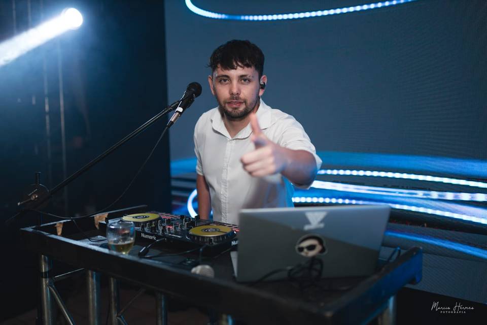 DJ en su cabina