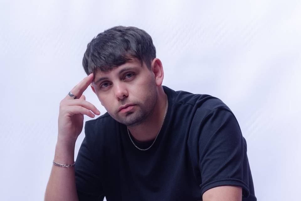 DJ con su mezcladora