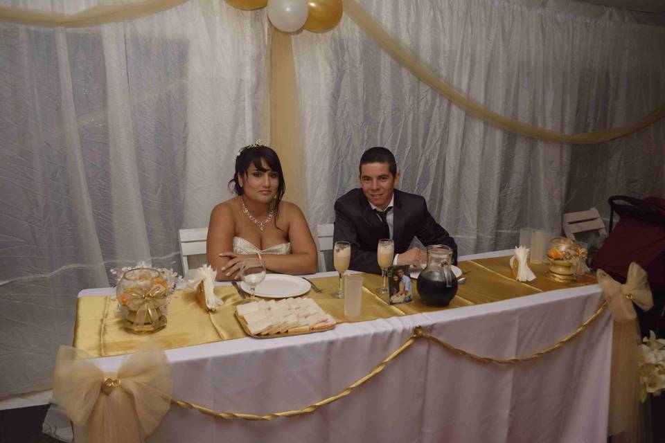 Eze y Abby en mesa de bodas