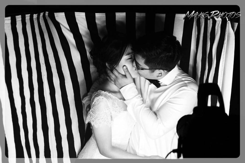 Novios en la cabina de fotos