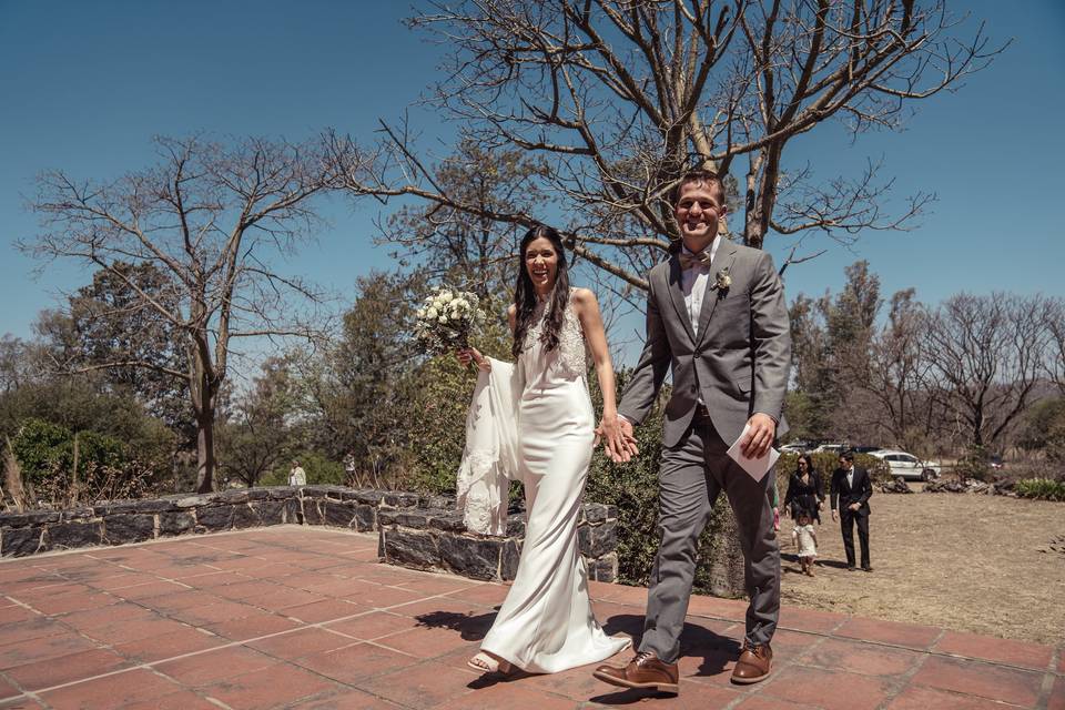 Recién casados caminando de la mano