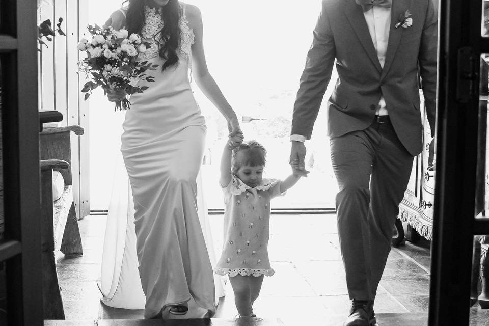 Recién casados caminando con un niño