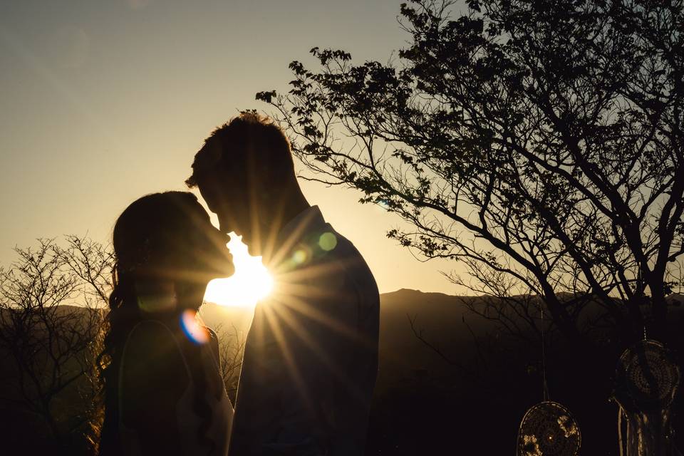 Sombra de una pareja a punto de besarse