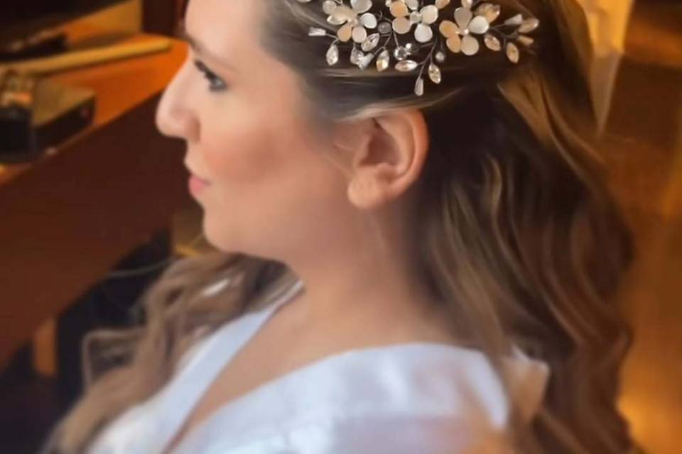 Novia de perfil con peineta dorada
