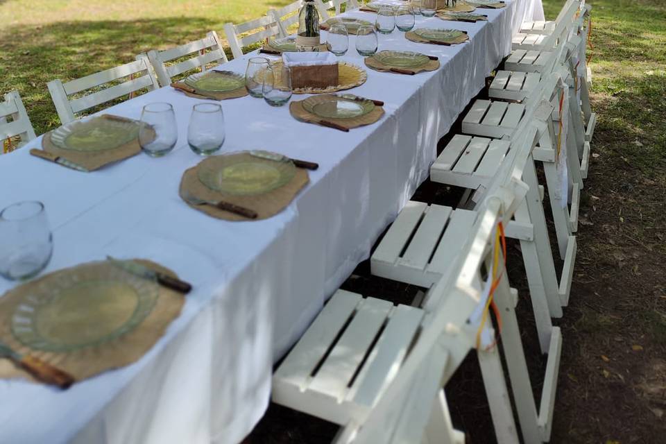 Montaje de mesa en blanco y dorado
