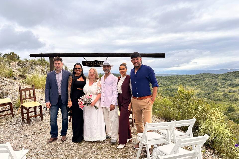 Novios posando con sus invitados