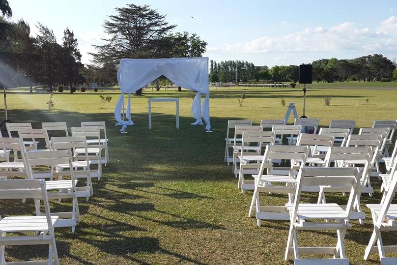Ceremonia con sillas blancas