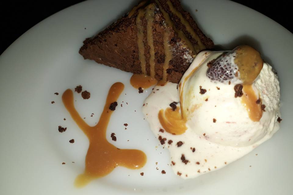 Postre: brownie con helado